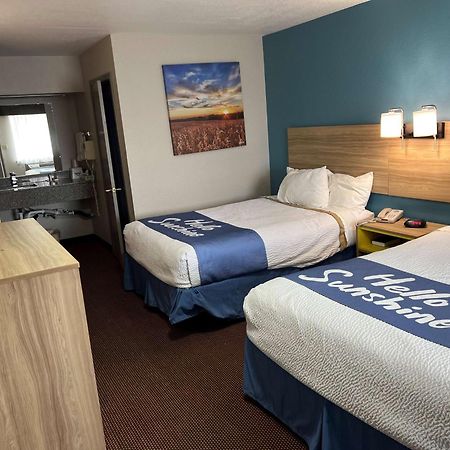 Days Inn By Wyndham Pratt Buitenkant foto