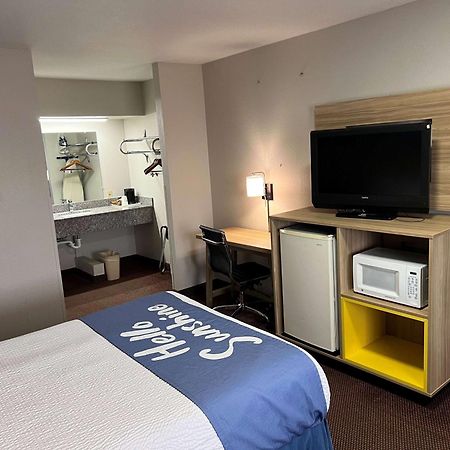 Days Inn By Wyndham Pratt Buitenkant foto