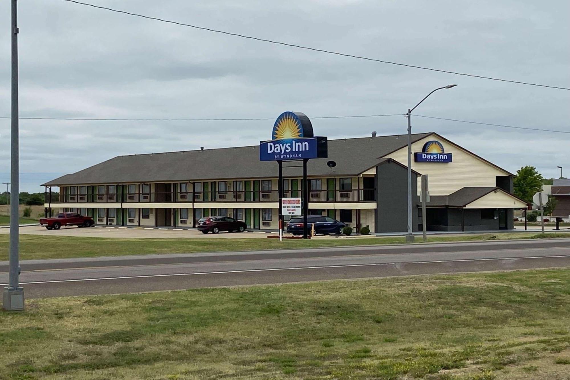 Days Inn By Wyndham Pratt Buitenkant foto